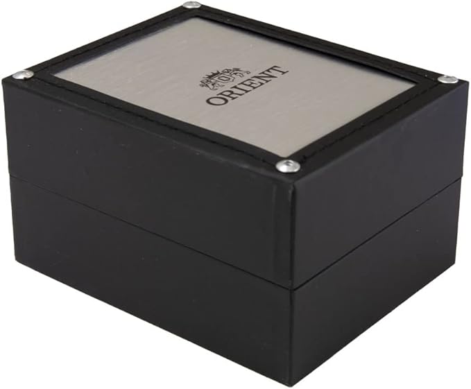 Scatola rettangolare nera con borchie in metallo e top trasparente con logo Orient, ideale per esporre il vostro Orient Mako Kamasu Limited Edition Automatico RA-AA0823L39B orologio uomo.