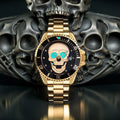 Il PACOSHOP Orologio con teschio 3D Gold Black, un orologio al quarzo in oro con lunetta nera e quadrante a forma di teschio con motivi di occhi di farfalla blu, è esposto davanti a sculture di teschi scuri impilati.