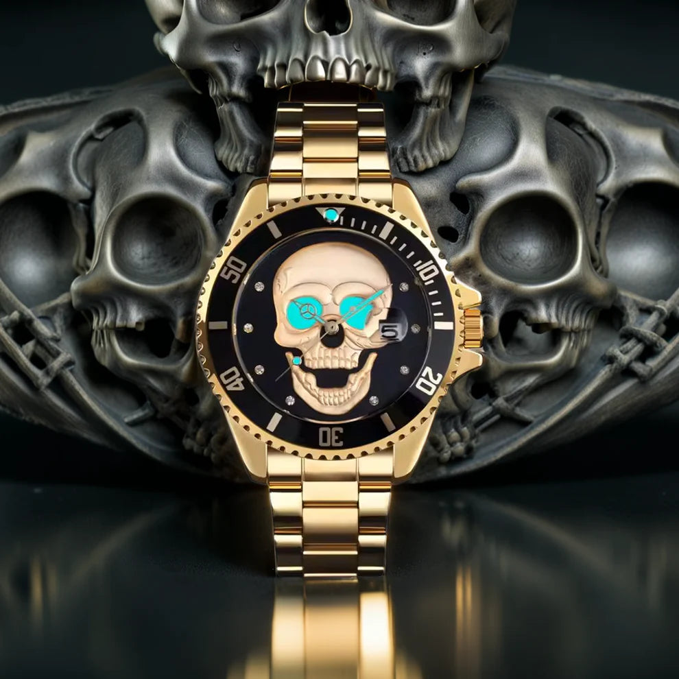 Il PACOSHOP Orologio con teschio 3D Gold Black, un orologio al quarzo in oro con lunetta nera e quadrante a forma di teschio con motivi di occhi di farfalla blu, è esposto davanti a sculture di teschi scuri impilati.