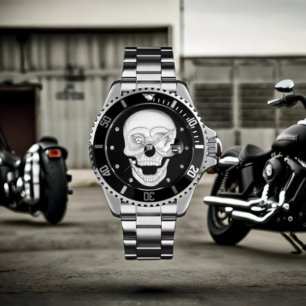 L'Orologio con teschio 3D Silver black di PACOSHOP presenta un audace teschio bianco su un quadrante nero con cinturino in acciaio inossidabile color argento, raffigurato all'aperto tra due motociclette nere e di fronte a un edificio industriale grigio.