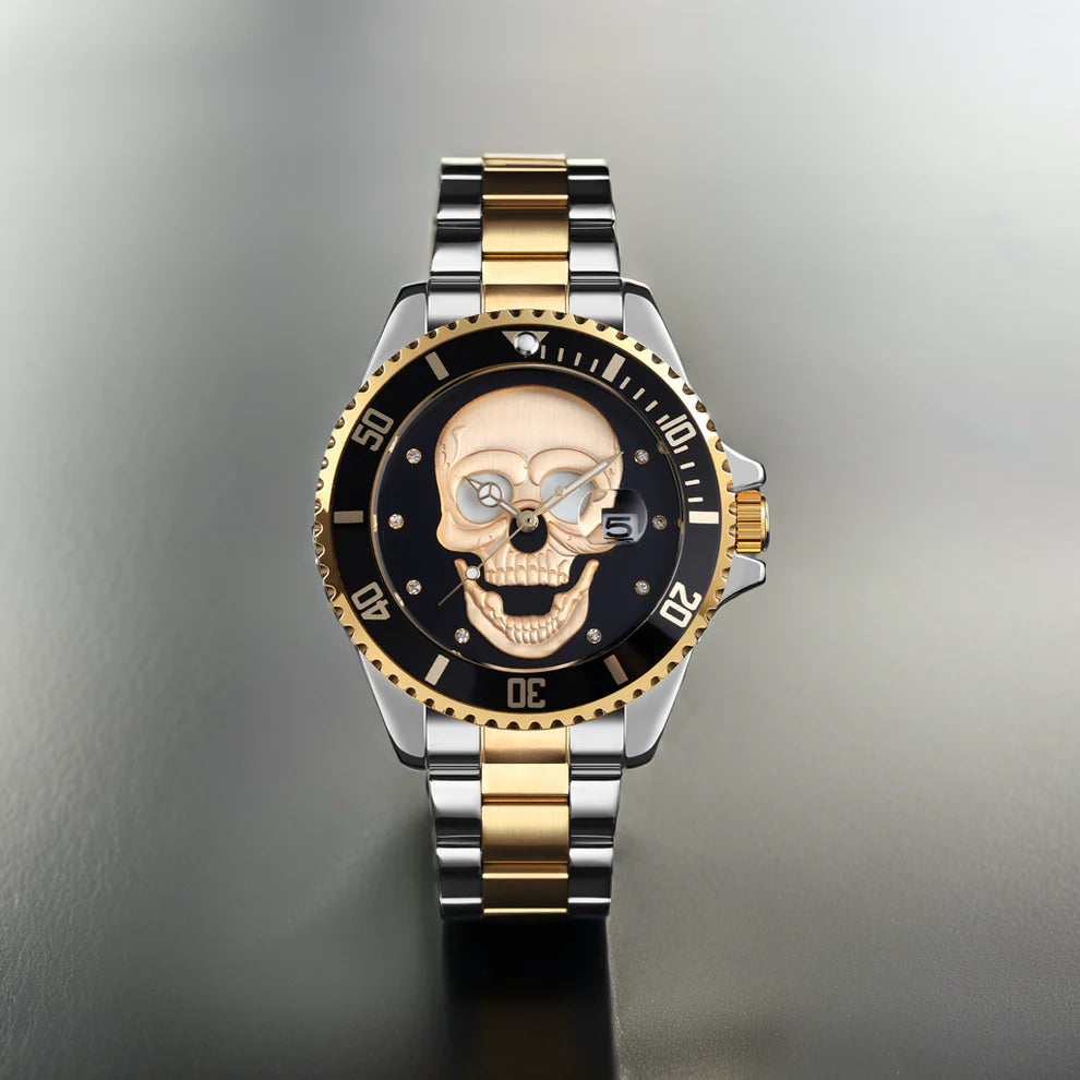 Il PACOSHOP Orologio con teschio 3D oro argento nero è un lussuoso orologio al quarzo con cinturino in metallo oro e argento, elegante lunetta e indici in oro e audace quadrante nero con un suggestivo disegno di teschio in oro al centro.