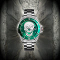 L'orologio PACOSHOP con teschio 3D silver green è un orologio al quarzo argentato con quadrante verde e un audace e dettagliato disegno di un teschio al centro, sullo sfondo di una pietra grigia testurizzata.