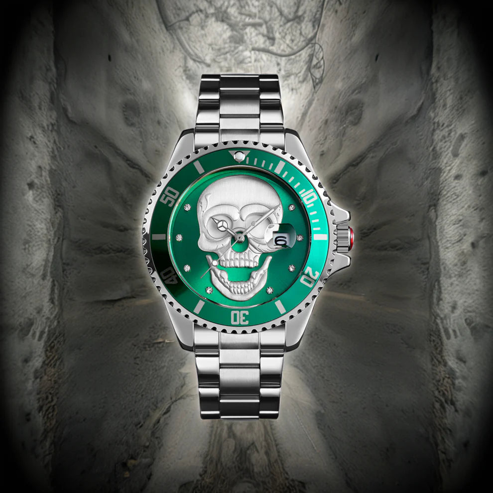 L'orologio PACOSHOP con teschio 3D silver green è un orologio al quarzo argentato con quadrante verde e un audace e dettagliato disegno di un teschio al centro, sullo sfondo di una pietra grigia testurizzata.