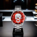 Il PACOSHOP Orologio con teschio 3D silver red è un lussuoso orologio al quarzo con cinturino in acciaio inossidabile silver e un sorprendente quadrante rosso con un teschio bianco in evidenza, esposto su un supporto nero sotto una luce intensa.