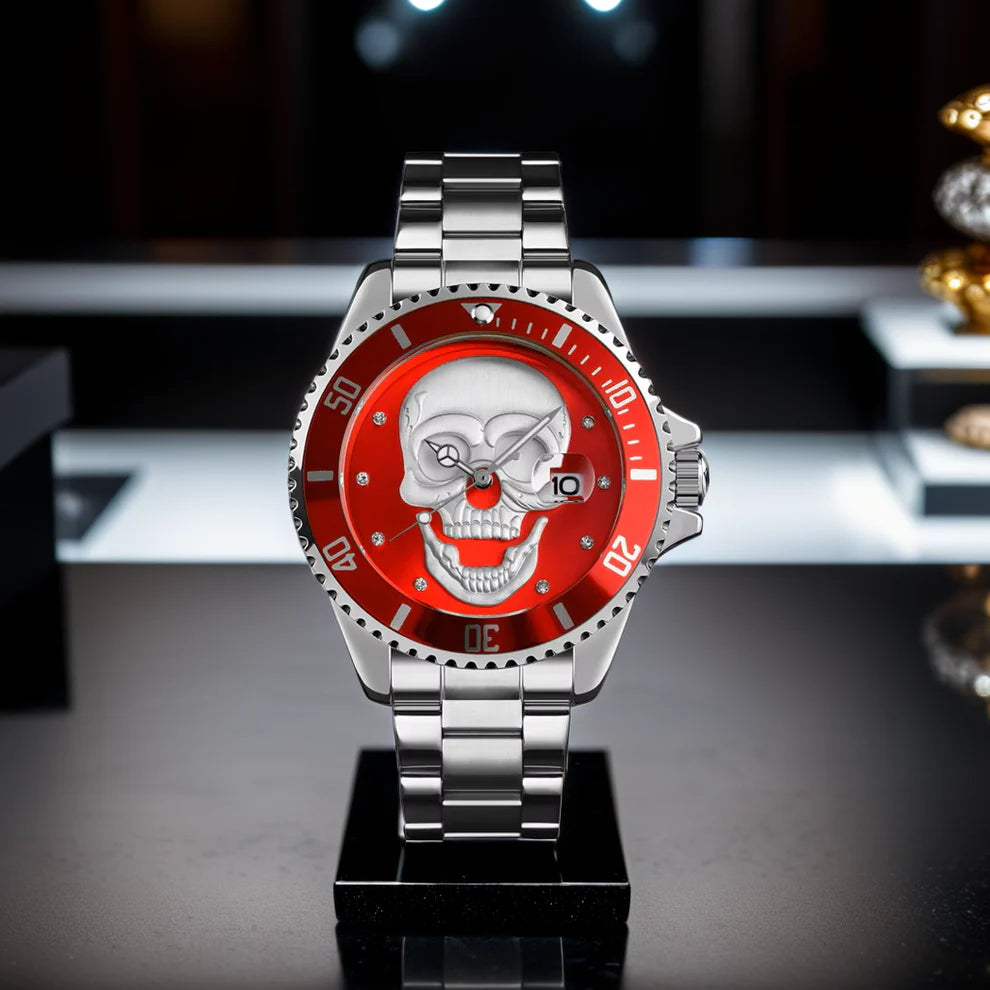 Il PACOSHOP Orologio con teschio 3D silver red è un lussuoso orologio al quarzo con cinturino in acciaio inossidabile silver e un sorprendente quadrante rosso con un teschio bianco in evidenza, esposto su un supporto nero sotto una luce intensa.