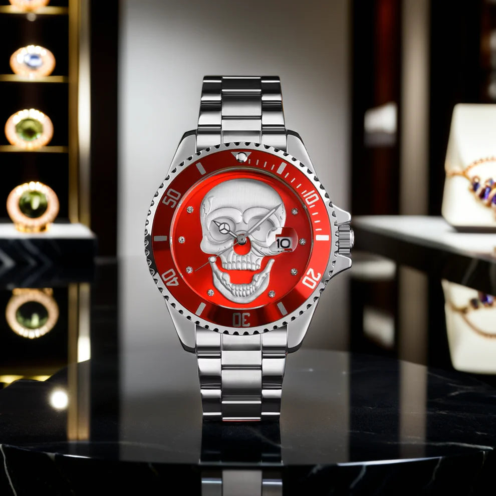 L'Orologio con teschio 3D silver red di PACOSHOP, caratterizzato da un vistoso teschio bianco su una faccia rossa, si trova in posizione verticale su una superficie di marmo nero, con i portagioie dolcemente sfocati sullo sfondo.