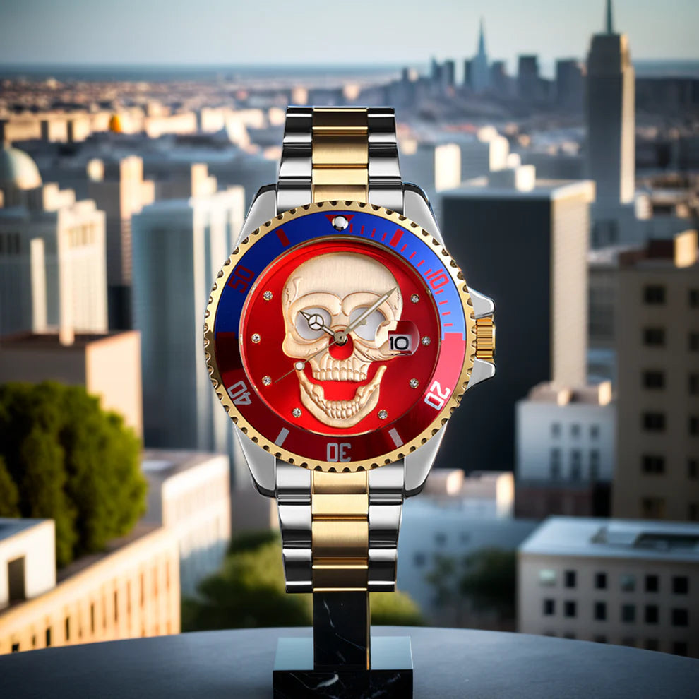 L'Orologio con teschio 3D gold silver red di PACOSHOP, caratterizzato da un cinturino in oro e argento con un audace quadrante rosso, è esposto su una base con lo skyline di una città, che unisce stile tagliente ed eleganza.