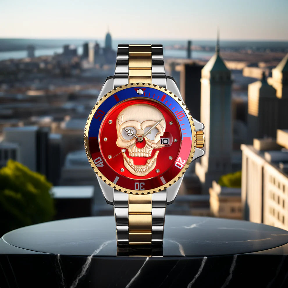 L'orologio PACOSHOP con teschio 3D oro argento rosso è caratterizzato da una fascia in metallo oro e argento e da un audace quadrante rosso con un sorprendente disegno di teschio, raffigurato su marmo nero con un paesaggio urbano e un fiume sfocati alle spalle.