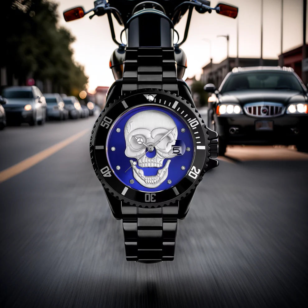 L'Orologio con teschio 3D black blue di PACOSHOP è in primo piano davanti a una moto su strada urbana, con auto sfocate sullo sfondo: un orologio al quarzo che fonde stile metropolitano e design originale.