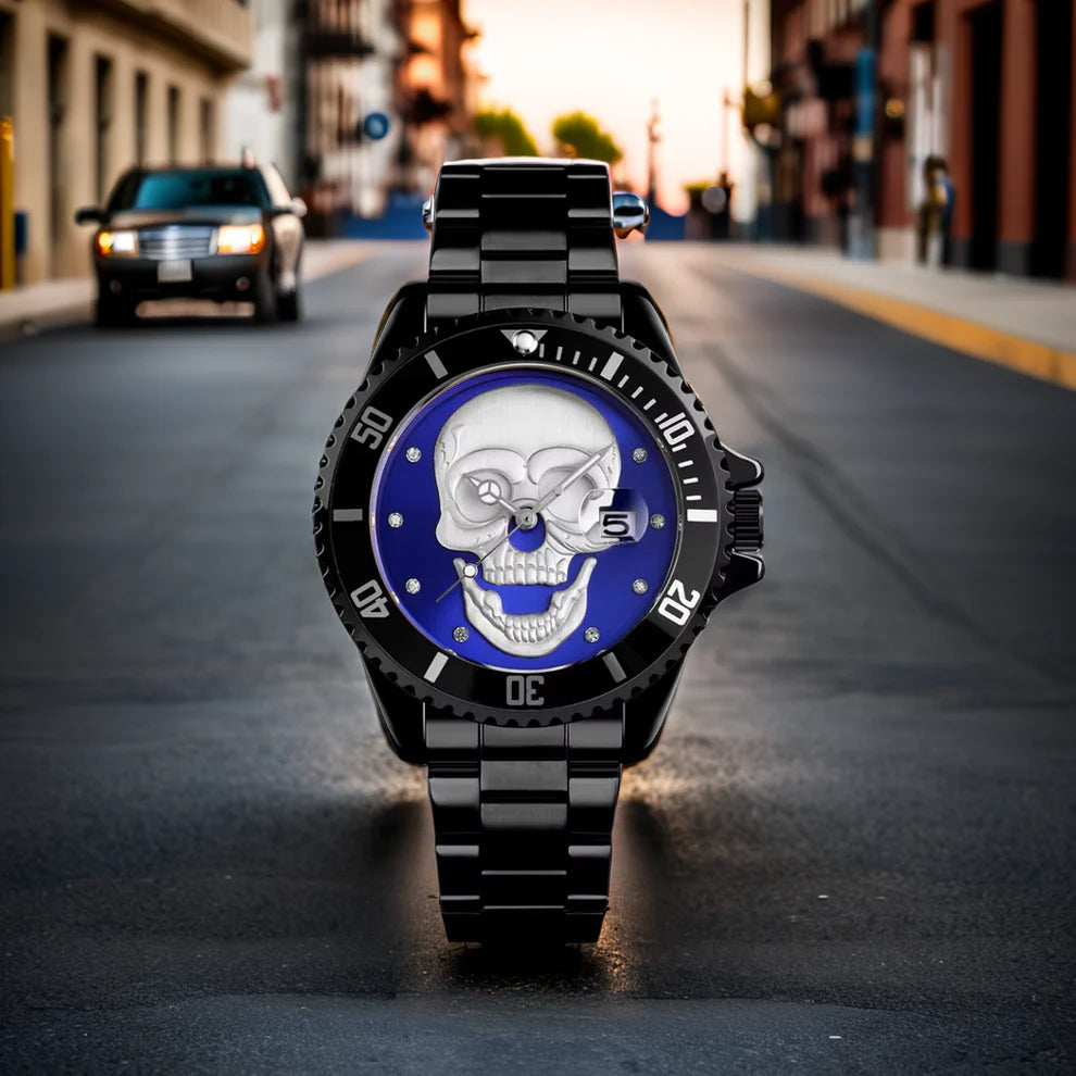 L'orologio da polso PACOSHOP Orologio con teschio 3D nero blu è caratterizzato da un audace teschio bianco su un quadrante blu, che si staglia su strade cittadine sfocate con un elegante design in metallo nero.