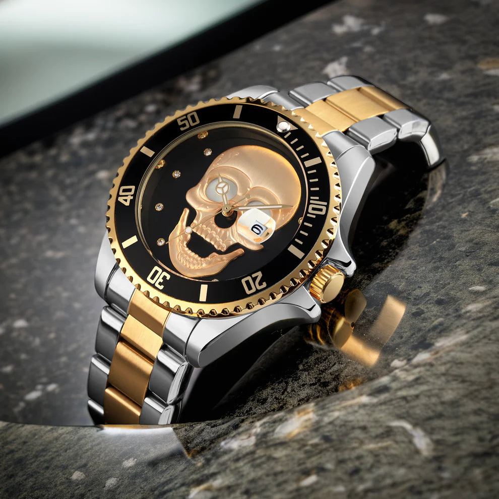 L'orologio PACOSHOP con teschio 3D oro argento nero è caratterizzato da un cinturino in metallo oro e argento, da un vistoso quadrante nero con teschio in oro, da indici in diamanti e da una lunetta in oro, il tutto incastonato su una superficie in pietra testurizzata.