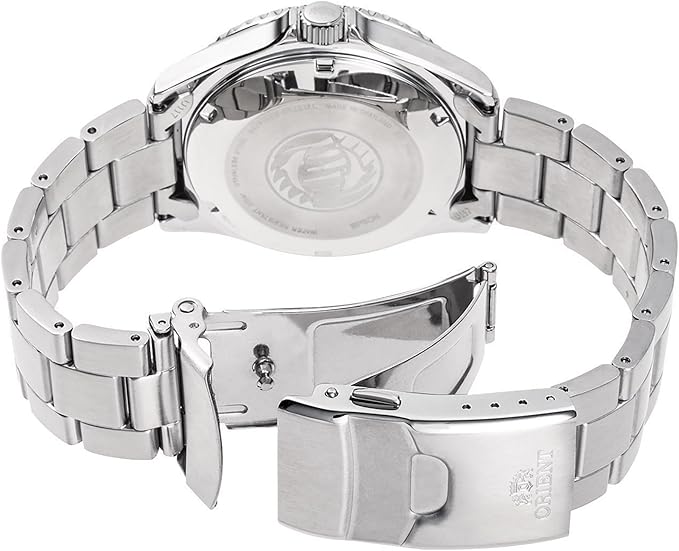 Vista ravvicinata del fondello e della chiusura aperta dell'Orient Mako Kamasu Automatico RA-AA0812L39B orologio uomo Pepsi, che mostra il cinturino in acciaio inossidabile, il fondello inciso e la dettagliata chiusura deployante.