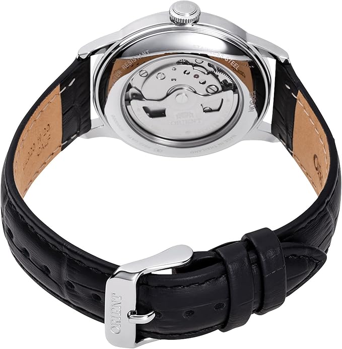 Un primo piano dell'Orient Bambino Automatico RA-AC0M02B30B di Orient, un elegante orologio uomo con cinturino in pelle nera e fondello trasparente che mostra il suo intricato movimento automatico.