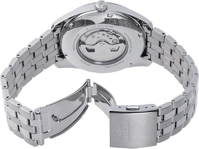 L'Orient Multi Year Calendar RA-BA0003L30B orologio automatico uomo viene mostrato dal retro, rivelando il fondello aperto con il movimento meccanico a vista e il bracciale in acciaio inossidabile parzialmente aperto.