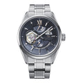 L'Orient Star Modern Skeleton Keshiki Limited Edition RE-AV0132L00B di Orient è un orologio automatico da uomo in acciaio inossidabile con quadrante scheletrato, quadrante blu e argento, cinturino in metallo e numero romano XII in alto.