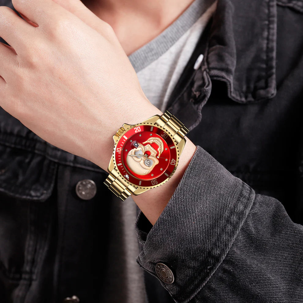 Una persona indossa l'Orologio con teschio 3D gold red di PACOSHOP, con cassa dorata e quadrante rosso con disegno di un teschio 3D, abbinato a una camicia grigia e a una giacca in denim scuro.