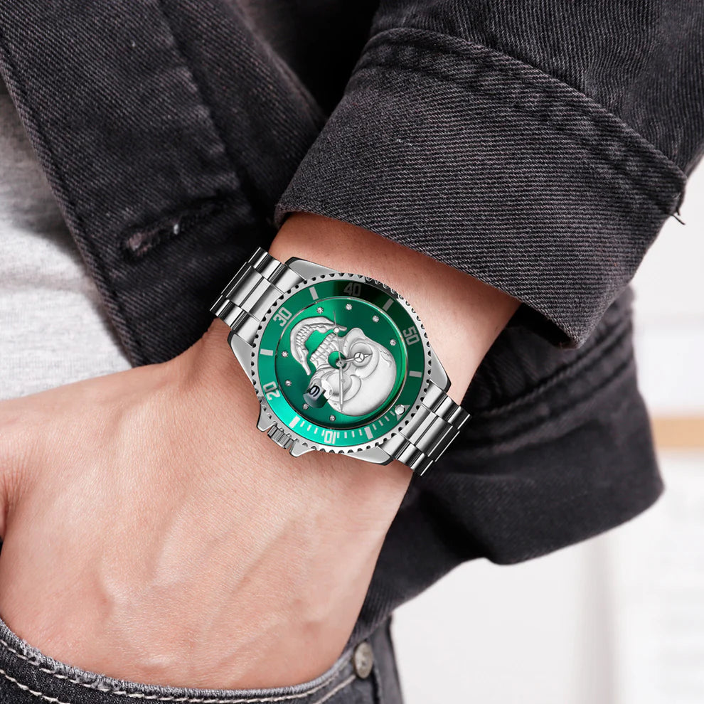 Una persona che indossa l'orologio PACOSHOP con teschio 3D silver green, con cassa argentata e quadrante verde, abbinato a una giacca in denim scuro e a una camicia grigia.
