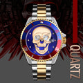 L'orologio PACOSHOP con teschio 3D oro argento blu è caratterizzato da un vistoso teschio su una faccia blu e rossa, su uno sfondo scuro con teschi e armi rosse. La parola QUARZO appare in verticale sulla destra.