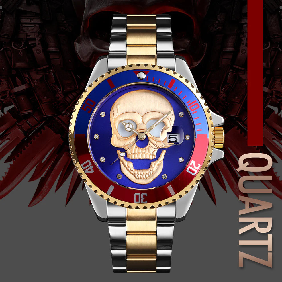 L'orologio PACOSHOP con teschio 3D oro argento blu è caratterizzato da un vistoso teschio su una faccia blu e rossa, su uno sfondo scuro con teschi e armi rosse. La parola QUARZO appare in verticale sulla destra.