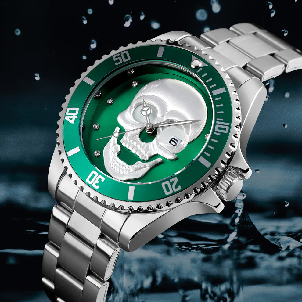 Il PACOSHOP Orologio con teschio 3D verde argento presenta un quadrante a forma di teschio metallico sopra gli spruzzi d'acqua, una lunetta verde, un cinturino a maglie in acciaio inossidabile color argento e indici a forma di diamante.