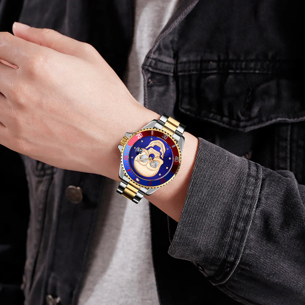Una persona con una giacca di jeans nera indossa l'Orologio con teschio 3D oro argento blu di PACOSHOP, caratterizzato da un sorprendente disegno di teschio 3D in oro e argento su un audace sfondo blu.
