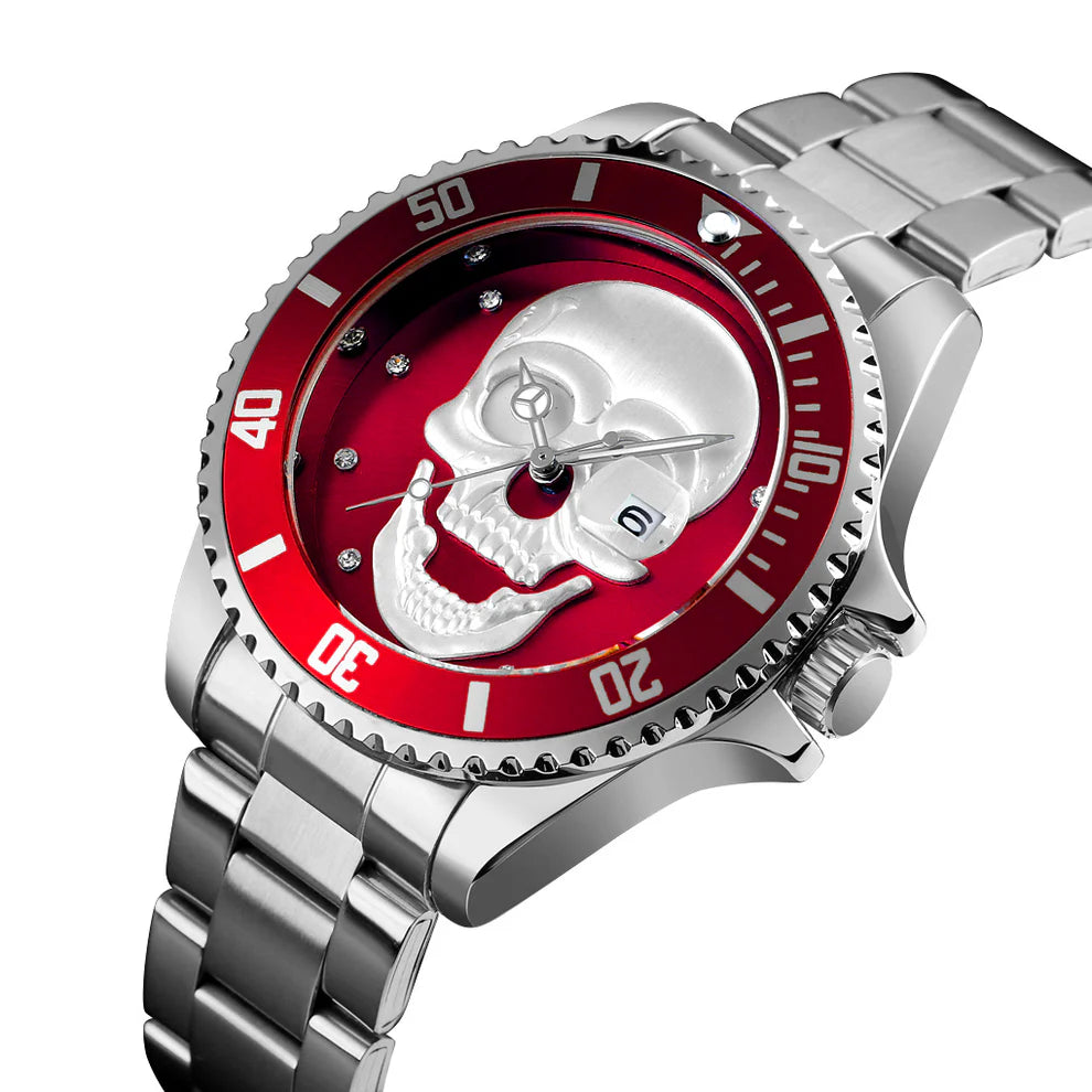L'orologio PACOSHOP con teschio 3D argento rosso è dotato di cinturino metallico, lunetta rossa, quadrante argentato con teschio, indici, datario e lancette argentate per un look di grande impatto.