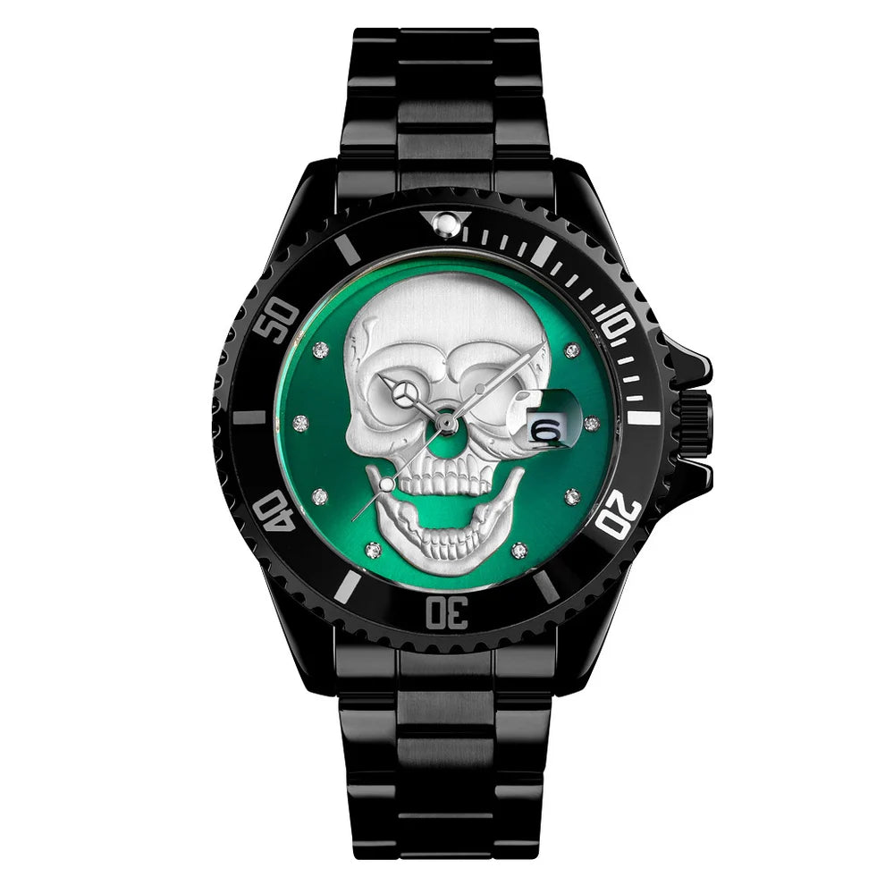 Il PACOSHOP Orologio con teschio 3D nero verde è un audace orologio al quarzo con cinturino in metallo nero, quadrante verde e argento, suggestivo teschio 3D, indici dei minuti bianchi sulla lunetta e finestrella della data a ore 3.