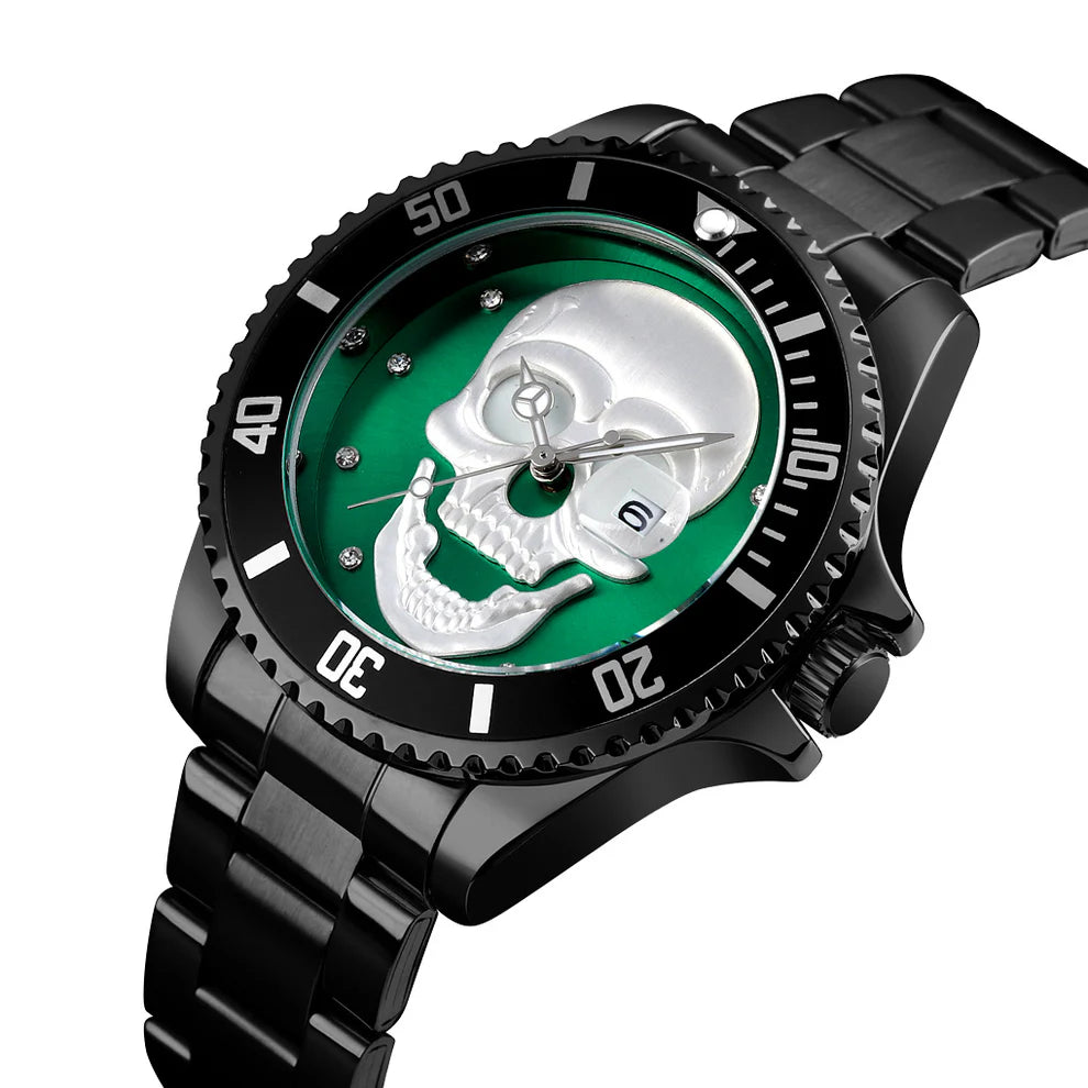 Il PACOSHOP Orologio con teschio 3D nero verde è caratterizzato da un audace teschio argentato su un quadrante verde, cassa metallica nera in acciaio inossidabile resistente, movimento al quarzo, indici dei minuti sulla lunetta e datario a ore 3.