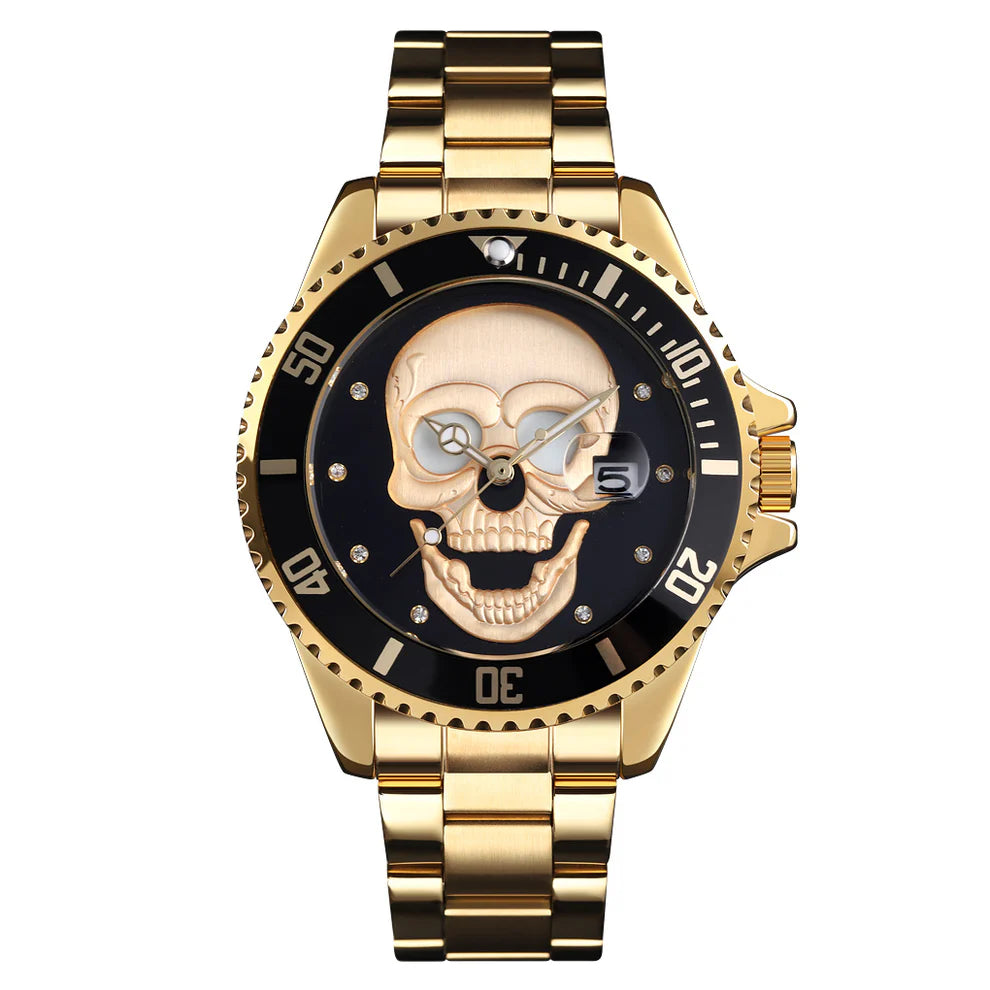 L'Orologio con teschio 3D Gold Black di PACOSHOP presenta una lunetta nera, un quadrante con teschio in oro, una finestrella della data a ore 3 e un cinturino a maglie in acciaio inossidabile.