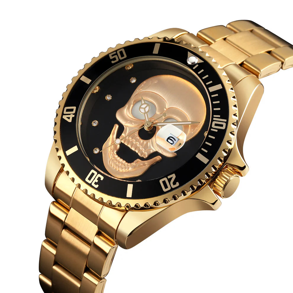 Il PACOSHOP Orologio con teschio 3D Gold Black è un orologio al quarzo in oro con quadrante nero e oro, disegno di un grande teschio in rilievo, indici a forma di diamante e datario su sfondo bianco.