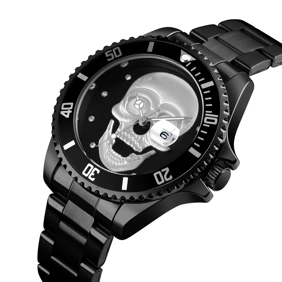 Il PACOSHOP Orologio con teschio 3D All Black è un audace orologio da polso in metallo nero con cinturino lucido, indici a forma di diamante, datario a ore tre e un vistoso teschio argentato sul quadrante.