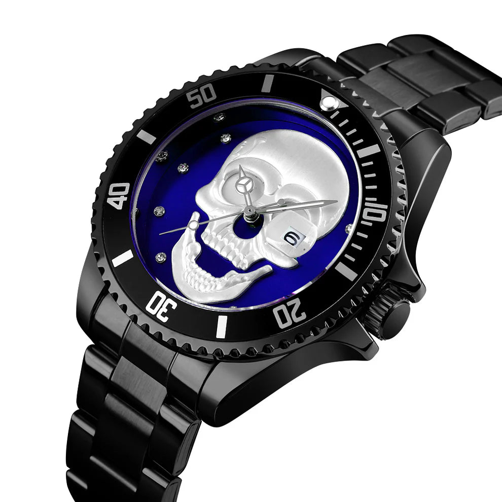 Il PACOSHOP Orologio con teschio 3D black blue è un orologio al quarzo in metallo nero con quadrante blu, teschio 3D argentato, indici a forma di diamante, marcature bianche sulla lunetta e datario a finestrella a ore 3.