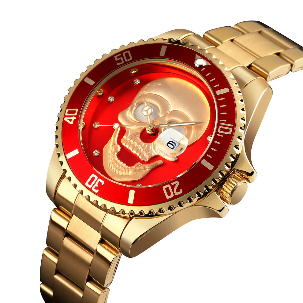 L'Orologio con teschio 3D gold red di PACOSHOP ha la cassa al quarzo in oro, la lunetta e il quadrante rossi, la parte centrale a forma di teschio in rilievo in oro, gli indici con pietre preziose e la finestrella del datario ingrandita a ore 3.