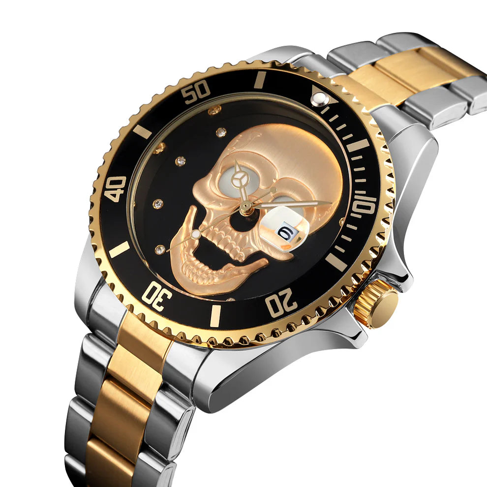 Il PACOSHOP Orologio con teschio 3D oro argento nero è un orologio al quarzo con cinturino a maglie argento e oro, quadrante nero, teschio oro in grassetto, indici in cristallo e datario ingrandito.
