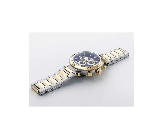 Il Roamer Toscana 994837474520 Orologio uomo di Roamer è un orologio di lusso da uomo con un cinturino in acciaio inossidabile bicolore a maglie oro e argento e un quadrante rotondo blu con accenti dorati, mostrato disteso su una superficie bianca.