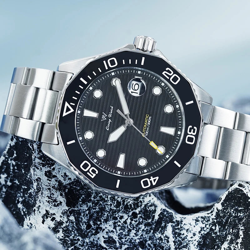 L'orologio da immersione PACOSHOP24.COM Orologio Automatico Acciaio Inossidabile vetro Zaffiro, con lunetta nera, indici in grassetto e data a ore 3, poggia su ghiaccio roccioso con sfondo azzurro.