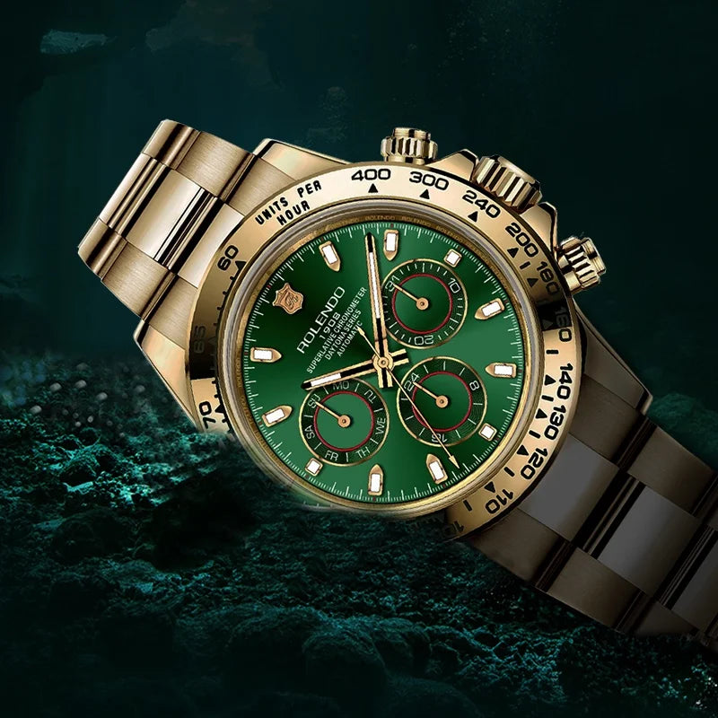 Un lussuoso orologio automatico uomo cronografo di PACOSHOP24.COM, con quadrante verde, indici in oro, tre contatori, lunetta in ceramica e vetro zaffiro, si staglia su uno sfondo scuro a tema subacqueo.