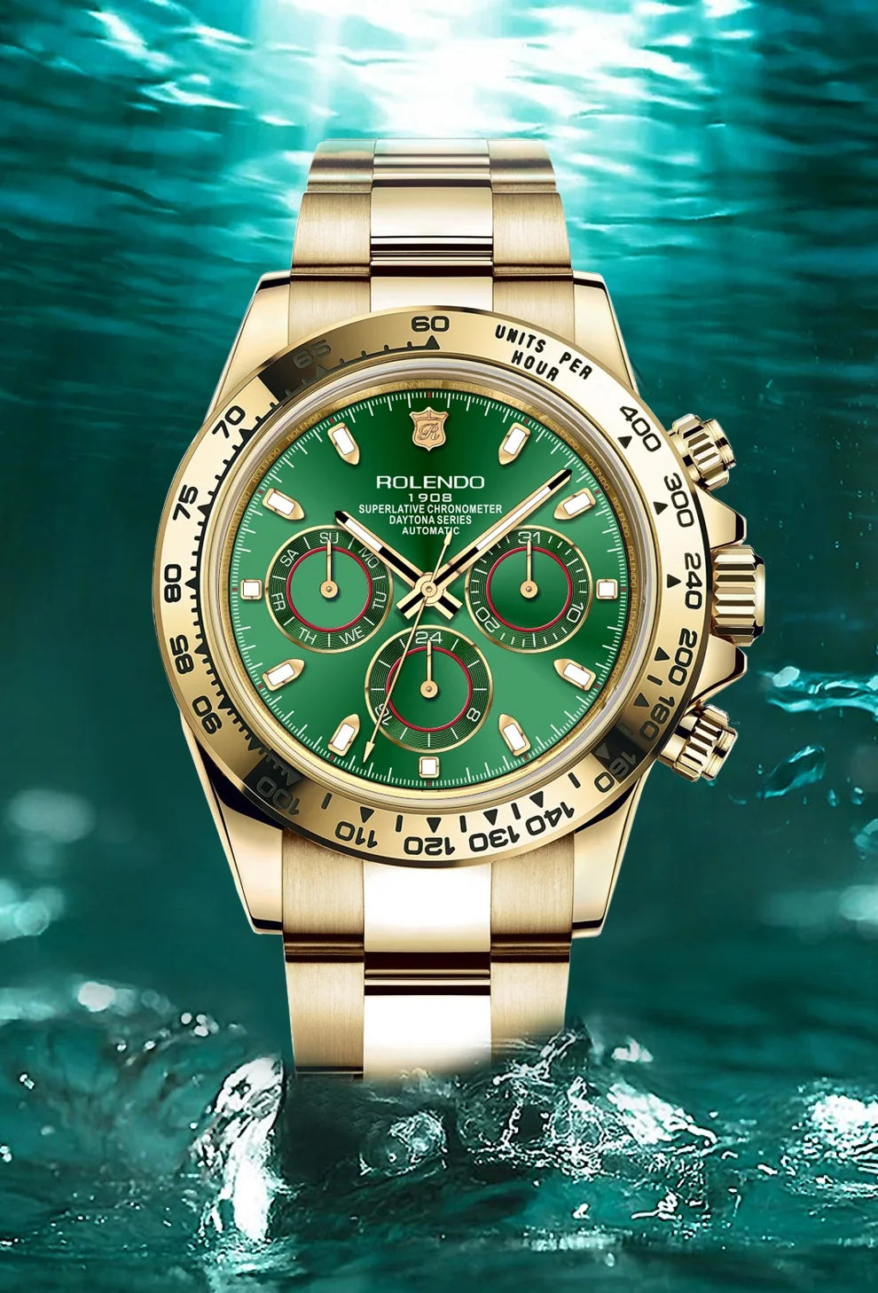 A PACOSHOP24.COM orologio automatico uomo cronografo con lunetta in ceramica e vetro zaffiro dalla cassa dorata e quadrante verde emergente dall'acqua, riflettendo la luce mentre le bolle salgono attorno alla sua superficie.