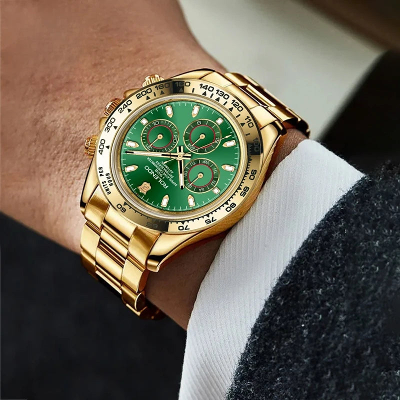 Un uomo in camicia bianca e giacca scura indossa un PACOSHOP24.COM orologio automatico uomo cronografo con cassa in oro, quadrante verde, contatori multipli, lunetta in ceramica e vetro zaffiro.