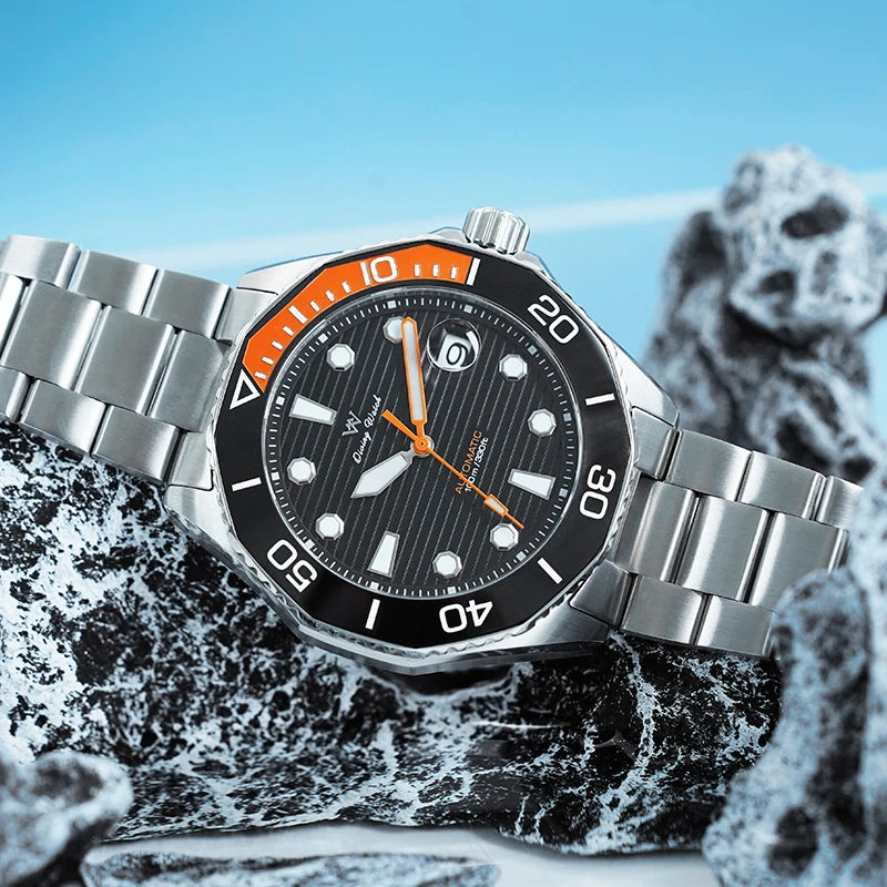 L'Orologio Automatico Acciaio Inossidabile vetro Zaffiro di PACOSHOP24.COM è caratterizzato da quadrante nero, indici bianchi, segmento della lunetta arancione, datario e vetro zaffiro, su rocce vulcaniche con sfondo blu.