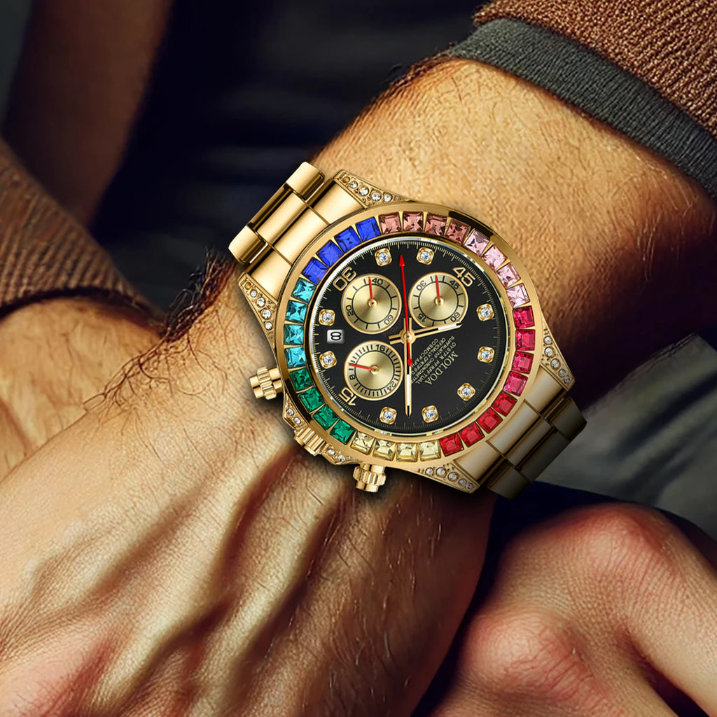 Un primo piano di un polso che indossa l'Orologio uomo Mod. Rainbow Limited edition di PACOSHOP24.COM mostra la sua lussuosa cassa in oro, il quadrante nero, le gemme colorate e gli audaci quadranti in oro, che mettono in risalto la migliore orologeria al quarzo su uno sfondo marrone sfocato.