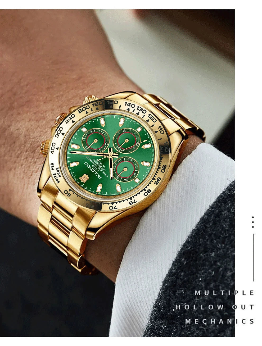 Primo piano di un polso che indossa il cronografo PACOSHOP24.COM orologio automatico uomo con lunetta in ceramica, vetro zaffiro, quadrante verde, tre contatori e indici in oro. La persona indossa una camicia bianca e un abito scuro. Testo: MECCANICA MULTIPLA SCAVATA.