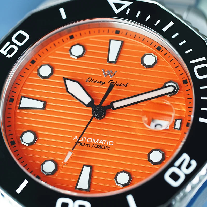 Primo piano dell'Orologio Automatico PACOSHOP24.COM Acciaio Inossidabile vetro Zaffiro con quadrante arancione, indici bianchi in grassetto, lancette bianche e nere, datario, lunetta nera girevole e impermeabilità fino a 100m/330ft.