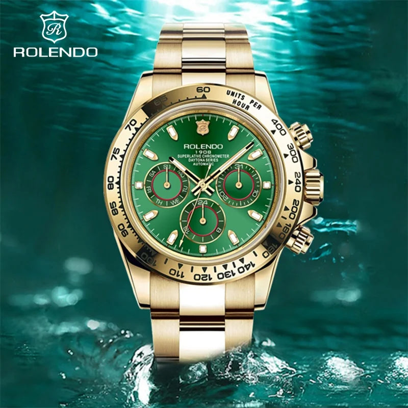 Un cronografo PACOSHOP24.COM orologio automatico uomo in oro con quadrante verde e tre contatori è raffigurato su uno sfondo verde acqua. Il logo PACOSHOP24.COM compare nell'angolo in alto a sinistra.