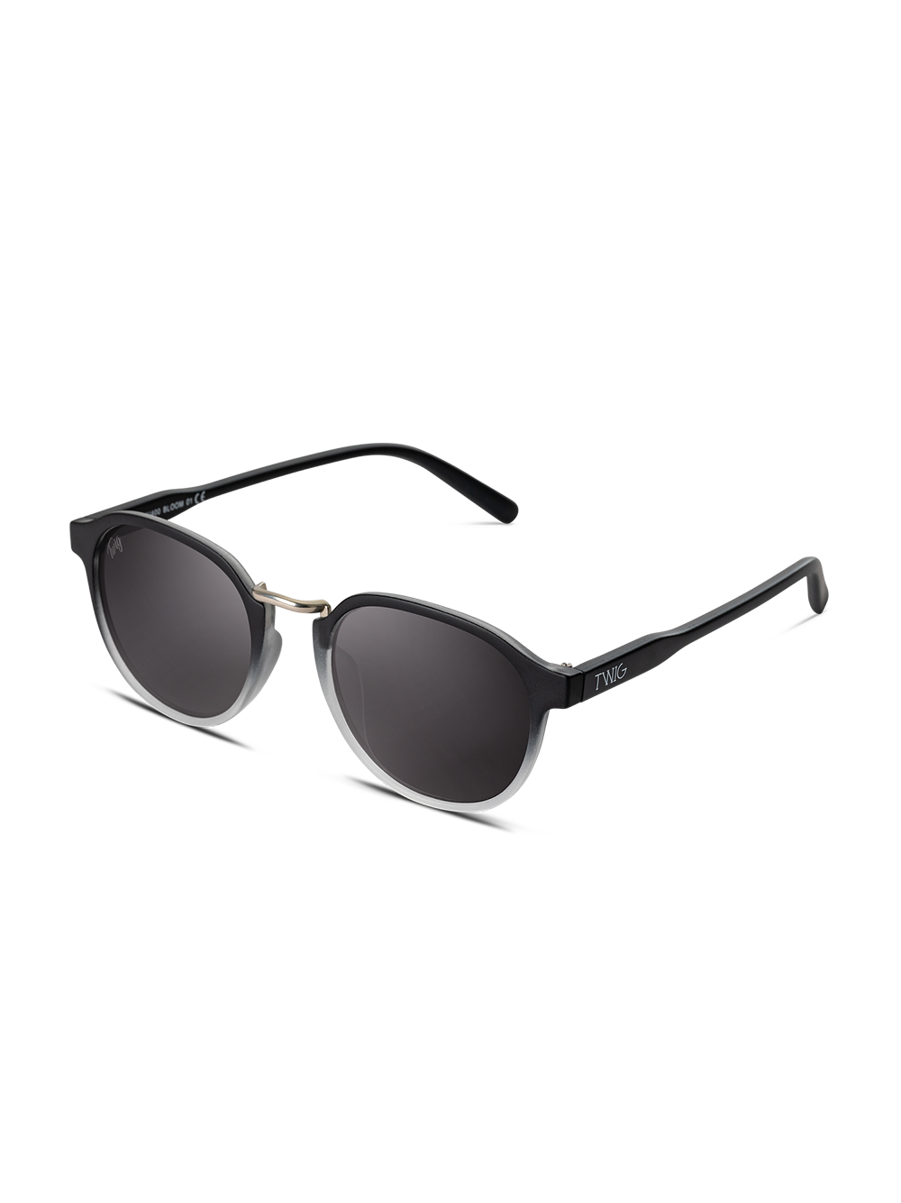 Occhiali da sole Bloom di TWIG Concept Milano: occhiali da sole unisex neri con lenti scure rotonde, sottile ponte nasale in metallo, aste dritte e una montatura elegante con il nome TWIG in bianco. Protezione UV 400. Fondo bianco liscio.