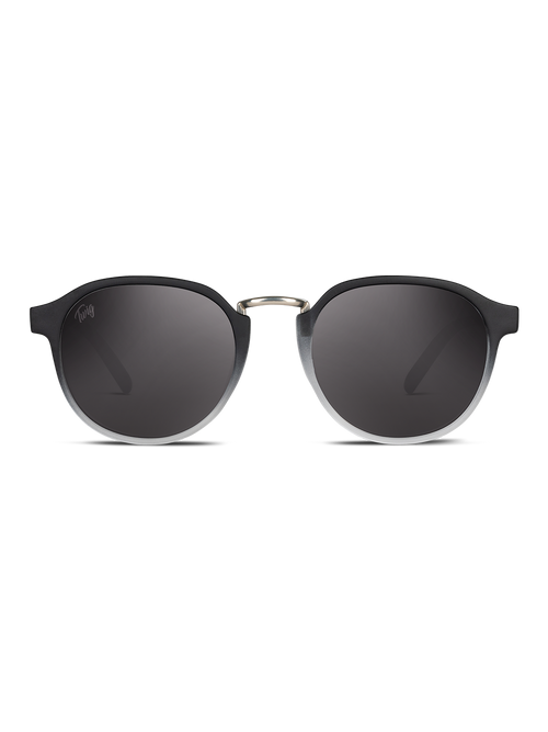 Occhiali da sole Bloom di TWIG Concept Milano - occhiali da sole tondi neri unisex con lenti scure, ponte sottile e metallico e montatura in policarbonato con protezione UV 400. Visualizzati su sfondo bianco.