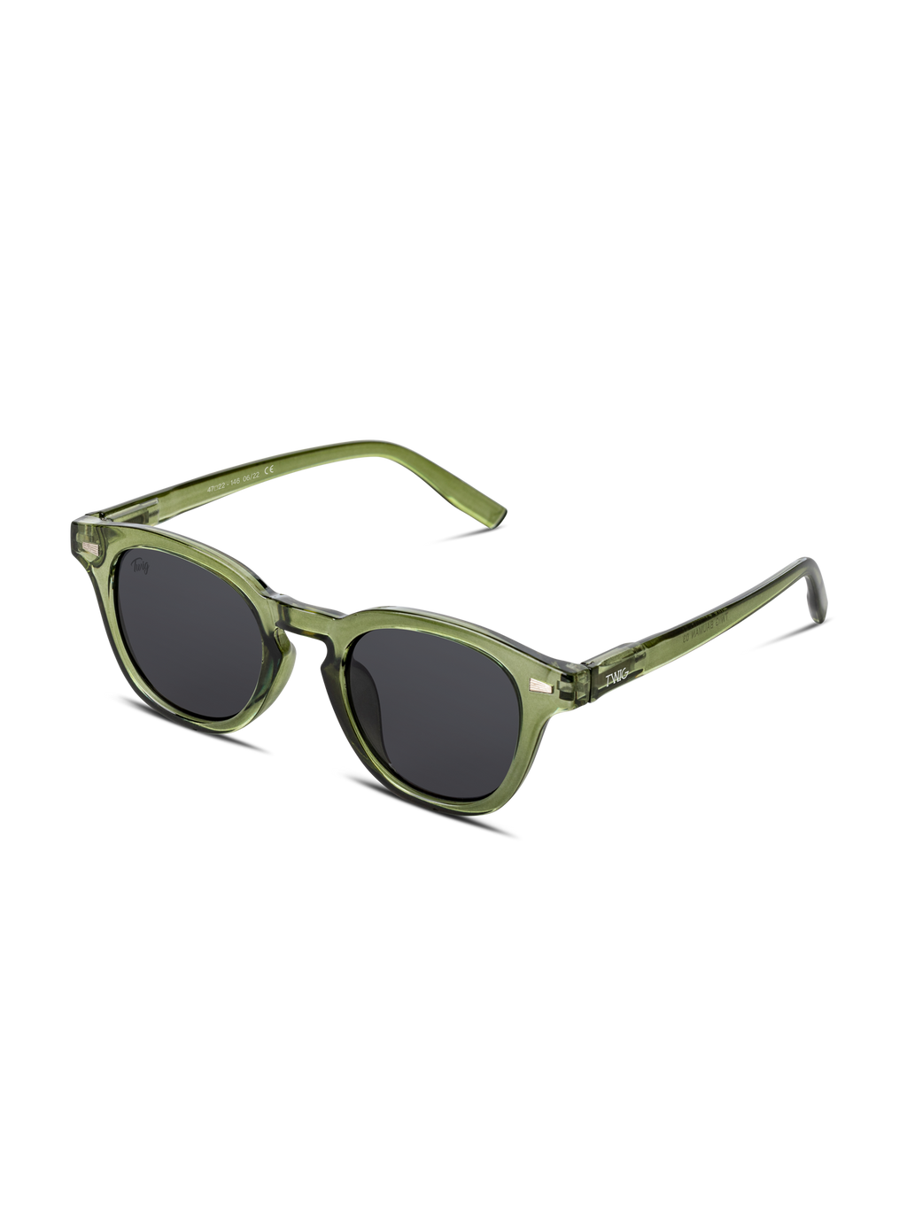 I TWIG Concept Milano Occhiali da sole Bauman presentano una montatura traslucida verde in resistente policarbonato, lenti rotonde scure con protezione UV 400 e un design classico leggermente angolato, su sfondo bianco.