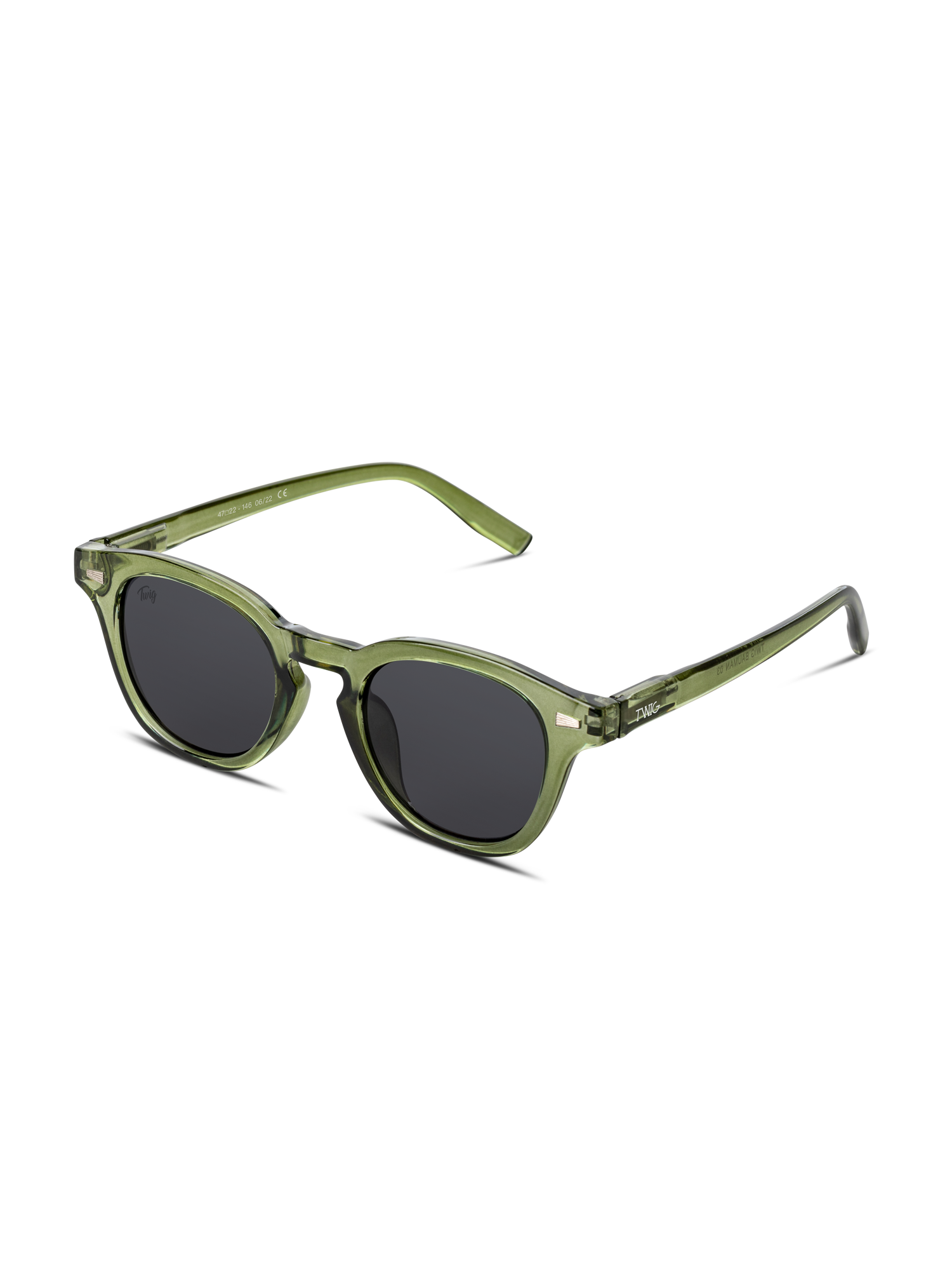 I TWIG Concept Milano Occhiali da sole Bauman presentano una montatura traslucida verde in resistente policarbonato, lenti rotonde scure con protezione UV 400 e un design classico leggermente angolato, su sfondo bianco.