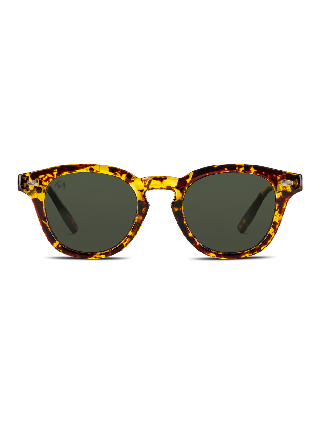 Occhiali da sole Bauman di TWIG Concept Milano: occhiali da sole tartarugati con lenti verde scuro, montatura classica arrotondata, realizzati in occhiali policarbonato con protezione UV 400. Visione frontale su sfondo bianco.
