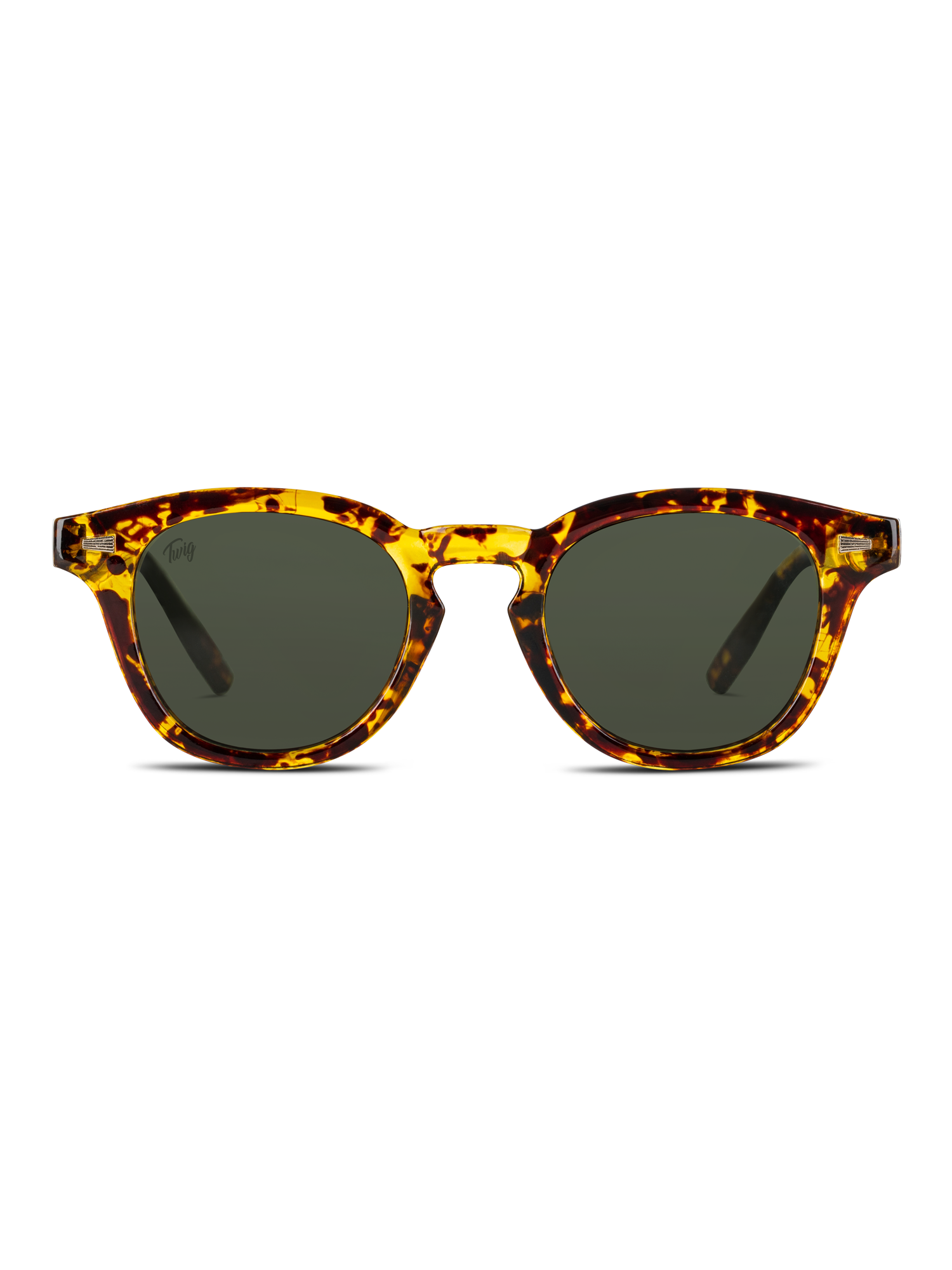 Occhiali da sole Bauman di TWIG Concept Milano: occhiali da sole tartarugati con lenti verde scuro, montatura classica arrotondata, realizzati in occhiali policarbonato con protezione UV 400. Visione frontale su sfondo bianco.